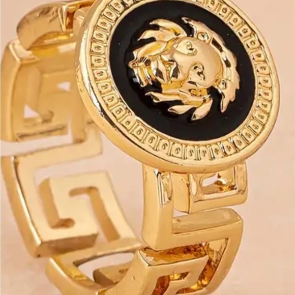 Gold & Black Lion Head Medallion Bracelet Gorgeous Intricate detailing on band - Picture 1 of 4